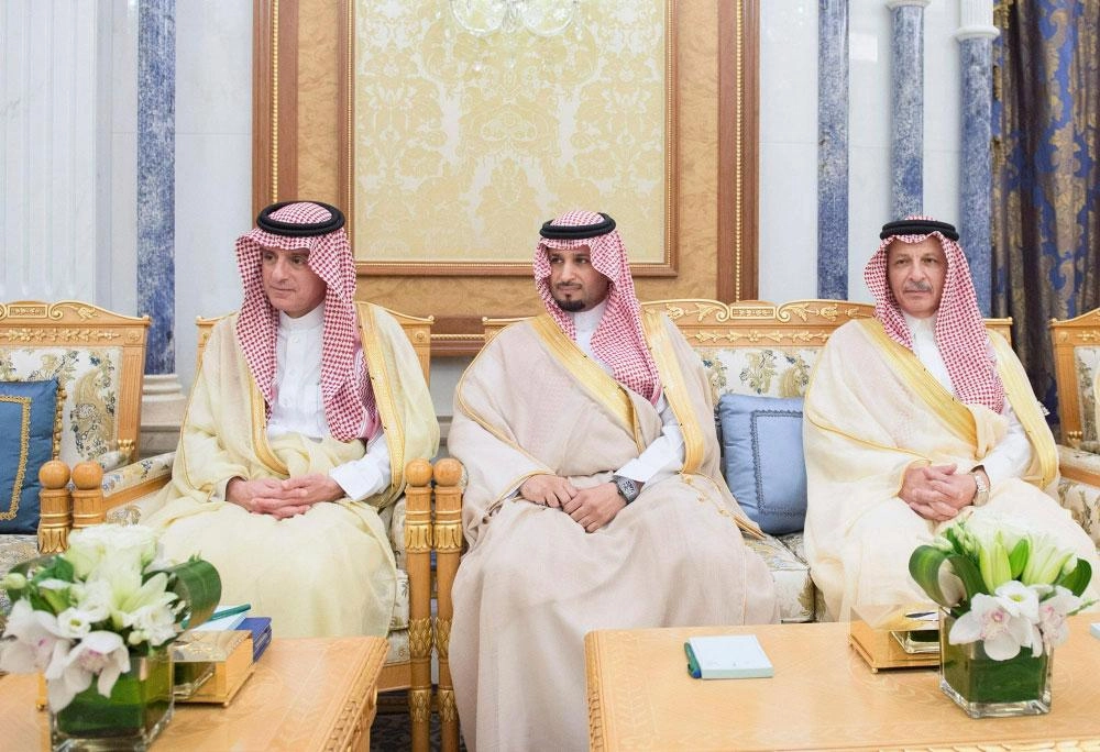 عادل الجبير وتميم السالم وأحمد قطان خلال اللقاء