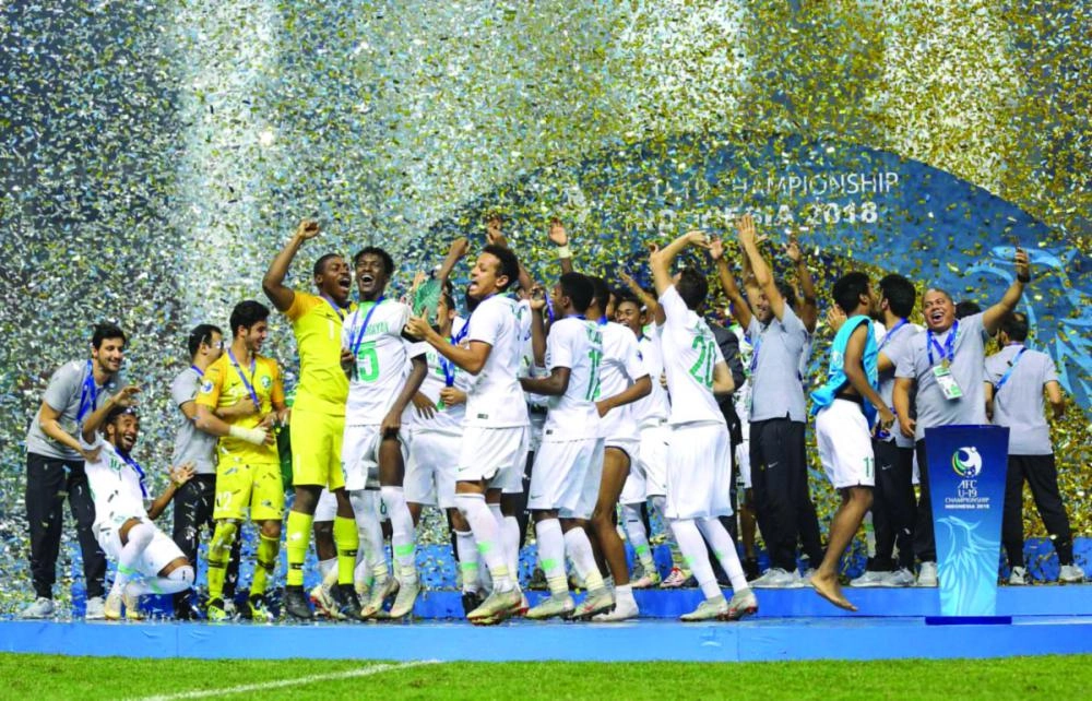 فرحة لاعبي ومسؤولي الأحضر الشاب باللقب الآسيوي