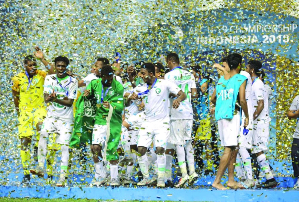 فرحة لاعبي ومسؤولي الأحضر الشاب باللقب الآسيوي