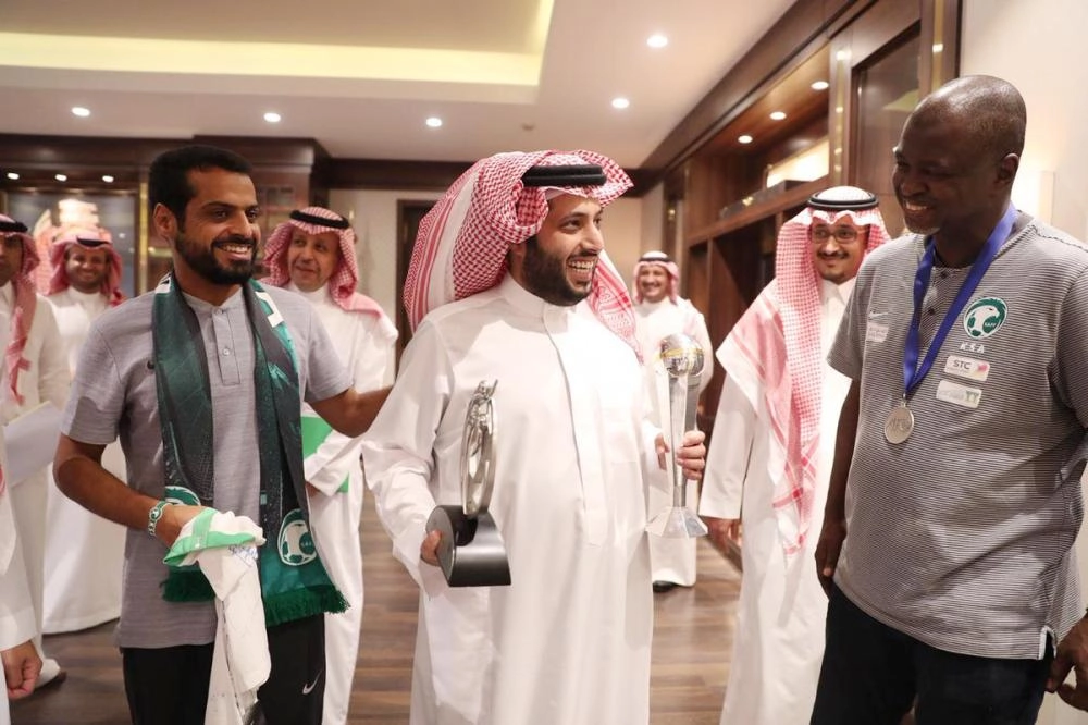 






آل الشيخ يتوسط حمزة إدريس وخالد العطوي