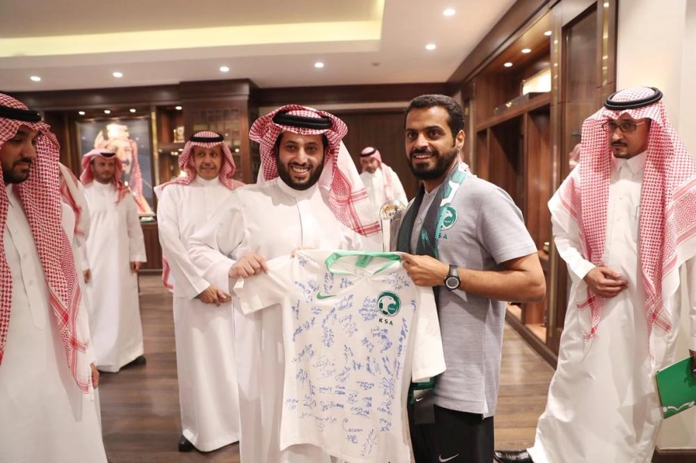 قميص الأخضر الشاب