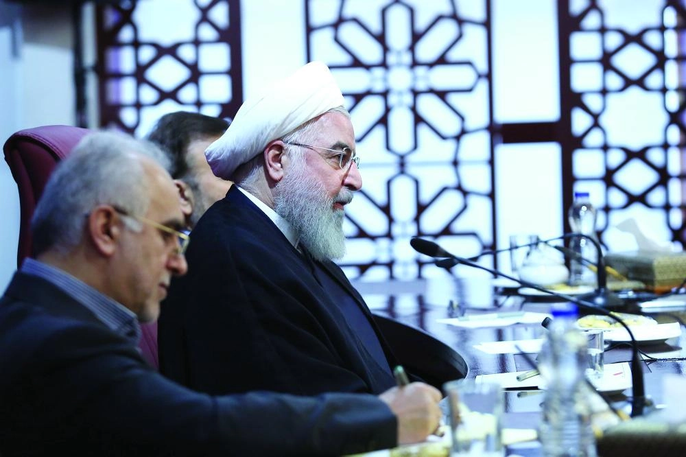 






روحاني خلال اجتماع مع مسؤولي وزارة المالية      (د ب أ)