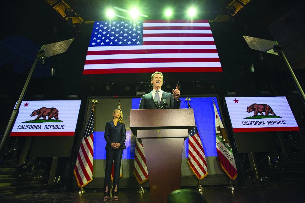 الديمقراطي غافن نيوسوم بعد هزيمة الجمهوري جون كوكس في لوس أنجلوس (د ب أ)