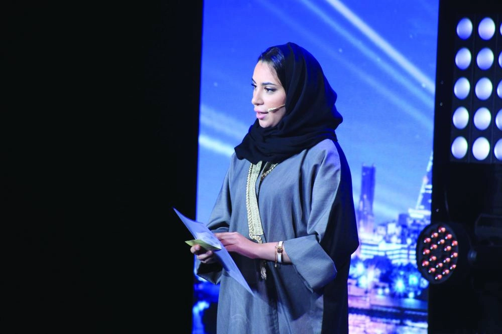 مشاركة تلقي قصيدتها في جدة  (مكة)