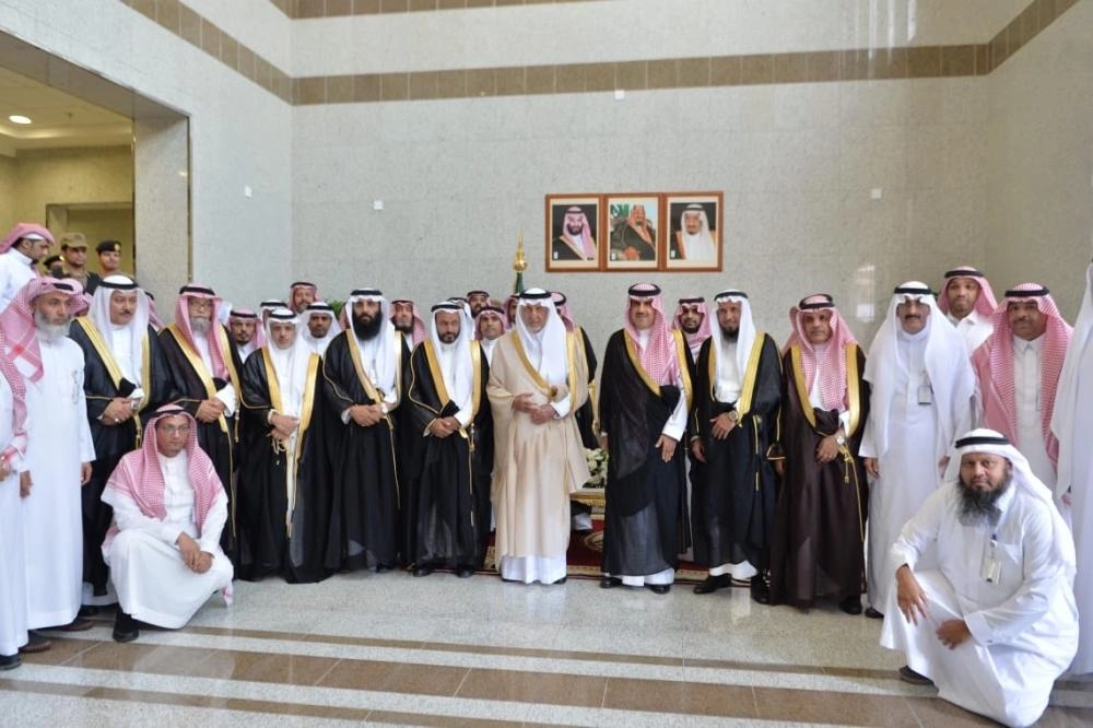 خالد الفيصل في لقطة جماعية خلال الافتتاح                                     (تويتر)       