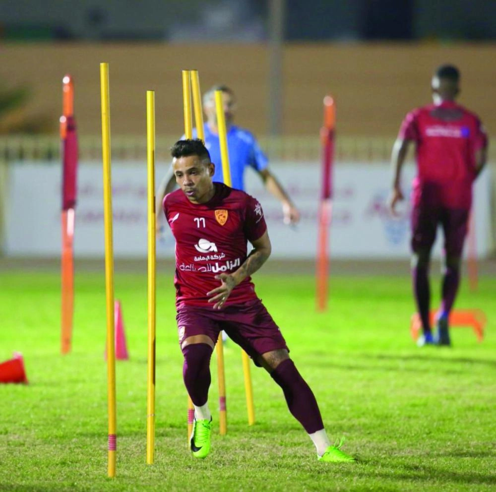 






إيلتون خوسيه خلال الحصة التدريبية استعدادا للمباراة     (مكة)