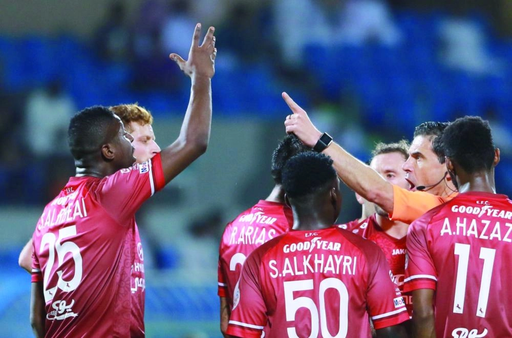 لاعبو الاتفاق خلال مباراتهم الأخيرة أمام الهلال (مكة)