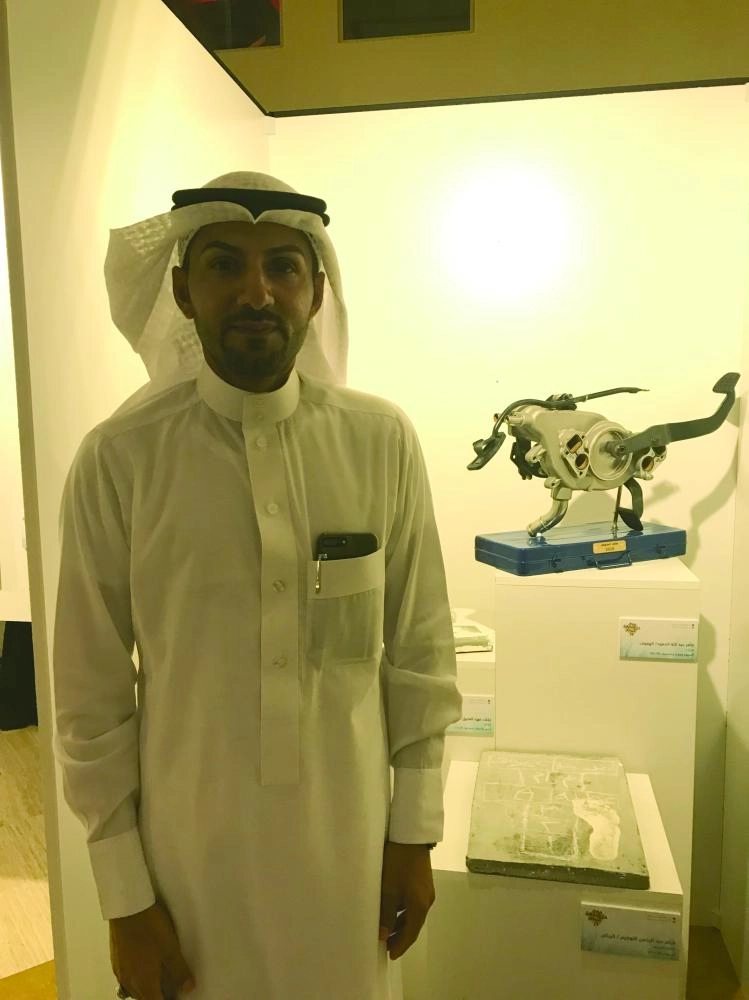 



ماهر الحمود بجانب عمله الفني «جرأة» (مكة)