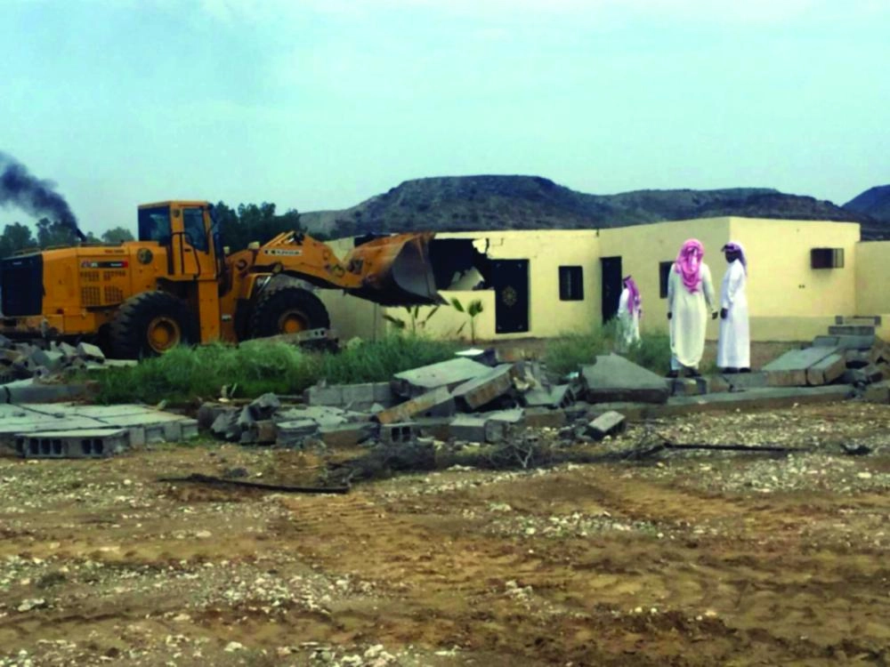 معدات البلدية تدك التعديات (مكة)