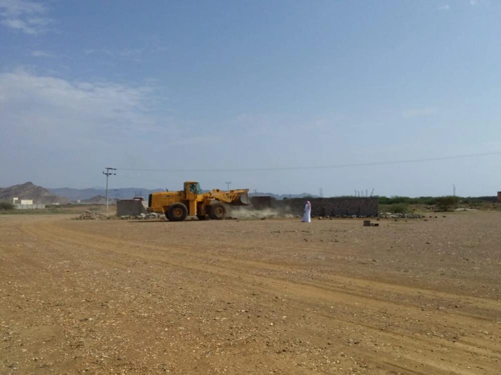 معدات البلدية تدك التعديات (مكة)