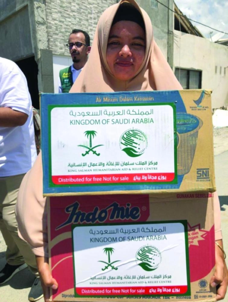 



مواطنة إندونيسية تتسلم سلة غذائية (واس)