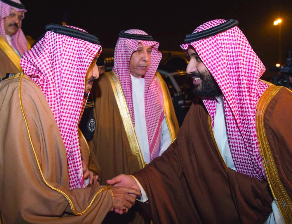 الملك سلمان لدى وصوله حائل أمس الأول وفي استقباله الأمير محمد بن سلمان (واس)