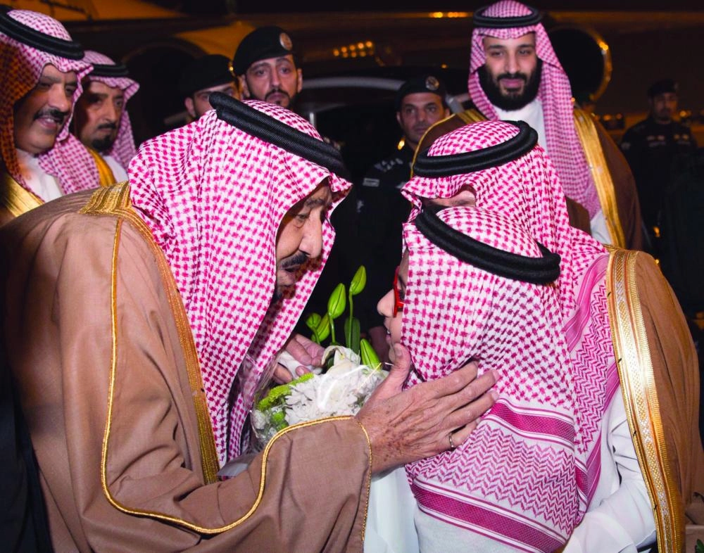 الملك سلمان لدى وصوله حائل أمس الأول  (واس)  