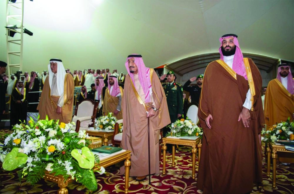 الملك سلمان لدى تشريفه حفل استقبال أهالي حائل بحضور ولي العهد 