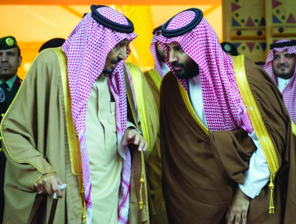 الملك سلمان في حديث مع ولي العهد خلال حفل استقبال أهالي حائل