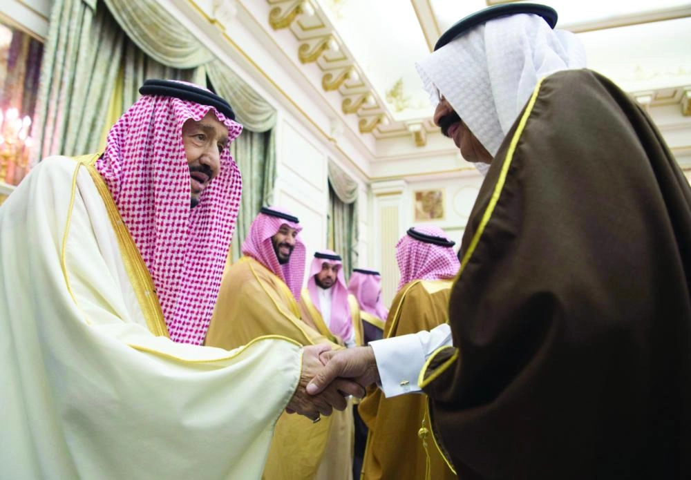 الملك سلمان مصافحا أحد الحضور في حفل تدشين ووضع حجر الأساس لمشروعات تنموية بحائل (واس)