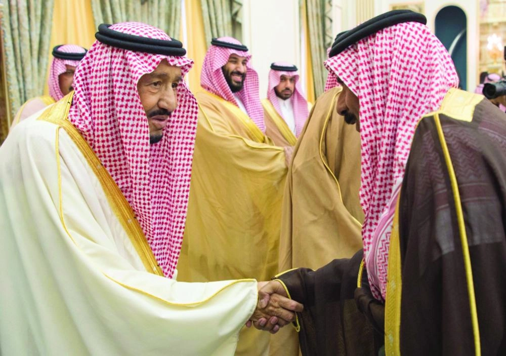 الملك سلمان مصافحا أحد الحضور في حفل تدشين ووضع حجر الأساس لمشروعات تنموية بحائل (واس) 