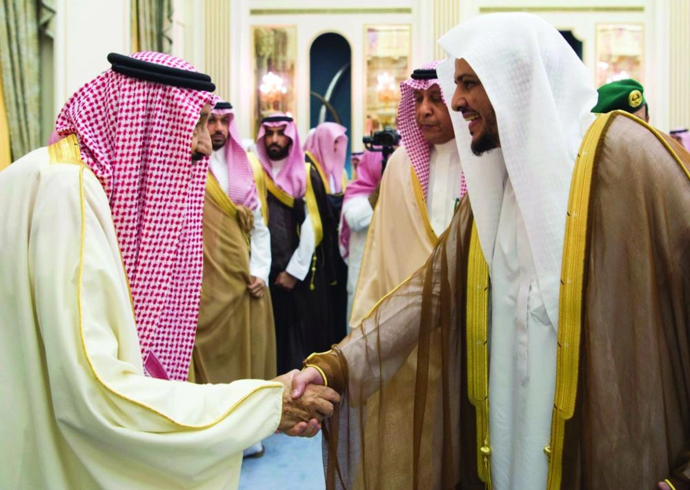 الملك سلمان مصافحا أحد الحضور في حفل تدشين ووضع حجر الأساس لمشروعات تنموية بحائل (واس) 