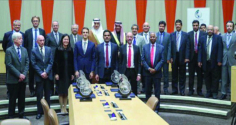 






الفائزون بعد تسلمهم جوائزهم                                     (واس)