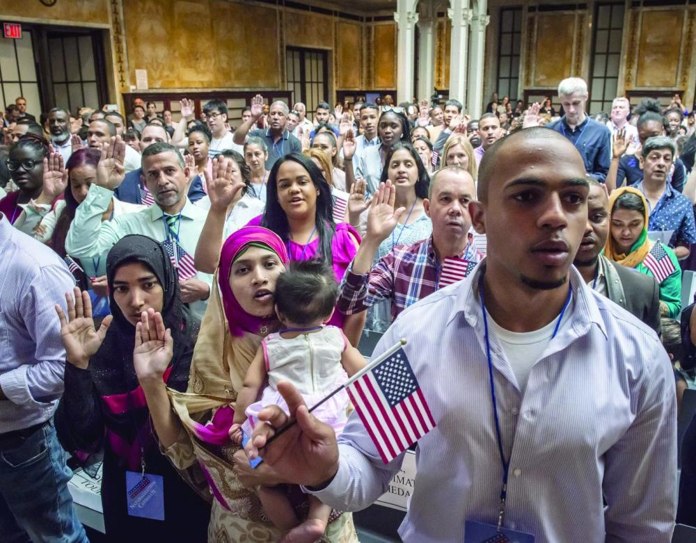 






مهاجرون ينتظرون طلب اللجوء في أمريكا               (أرشيفية)