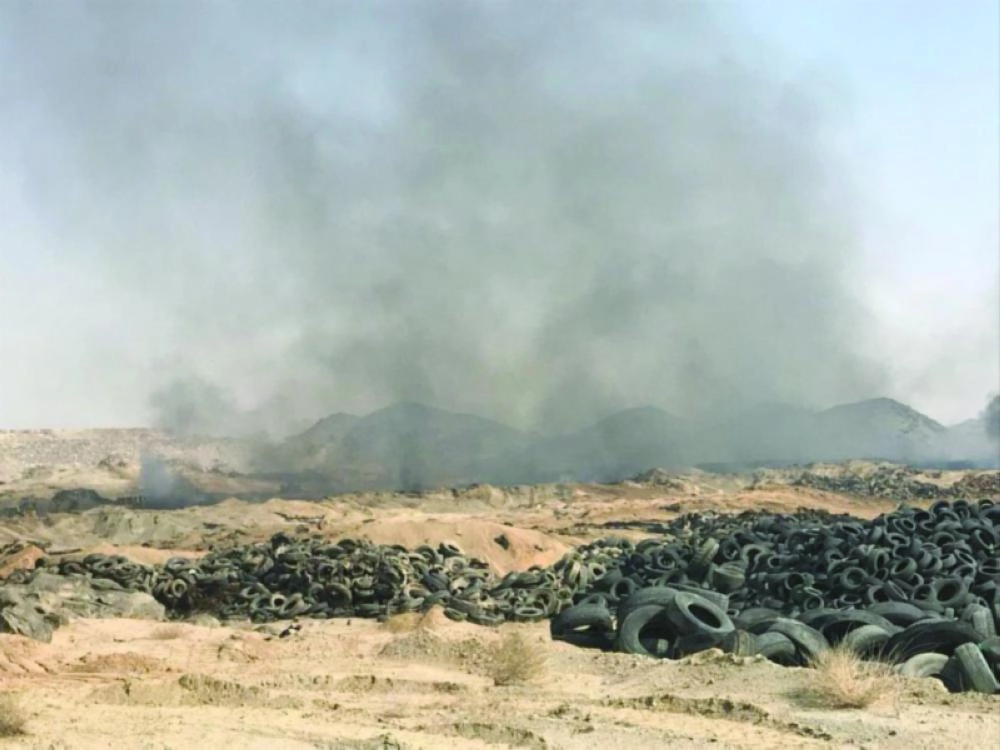 أدخنة متصاعدة من حريق الإطارات                  (تويتر)