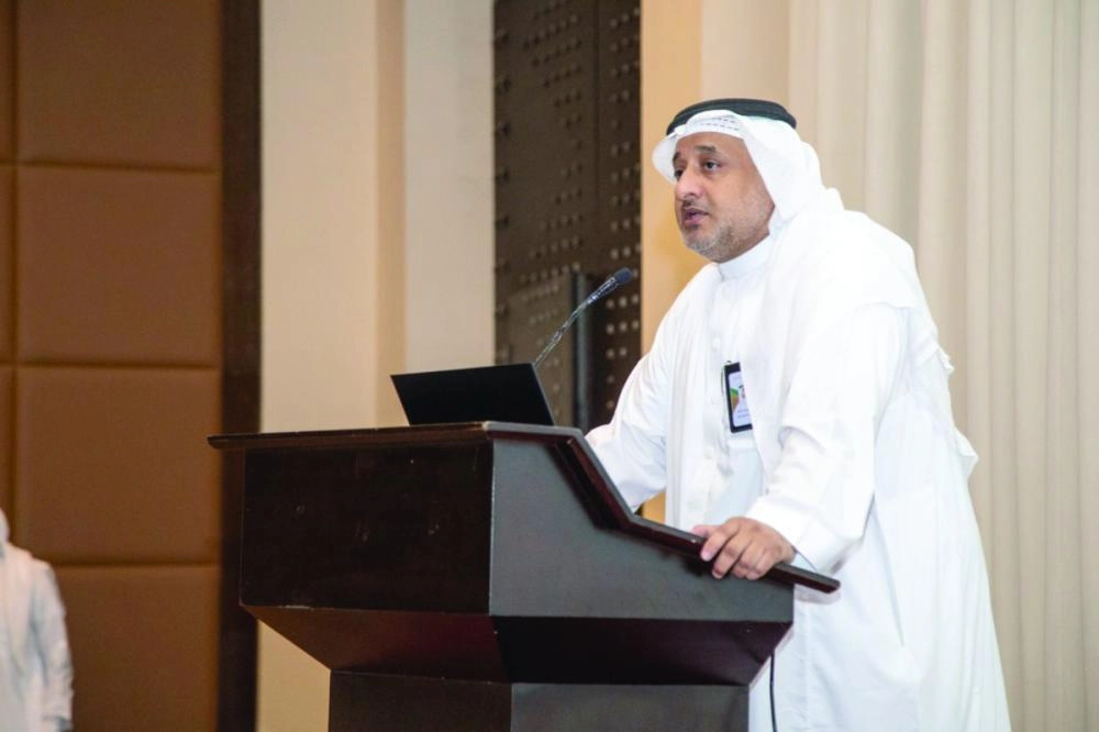 حسين الشريف متحدثا خلال الورشة                                                               (مكة)