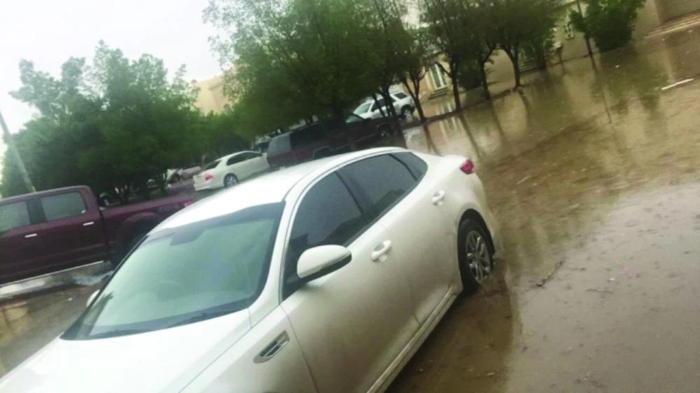 






سيارة هشام العوفي أثناء احتجازها وسط الأمطار                    (مكة)