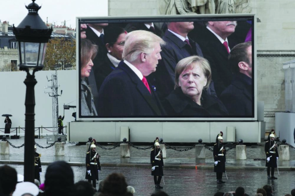 






شاشة عرض تظهر ترمب وميركل خلال الاحتفال