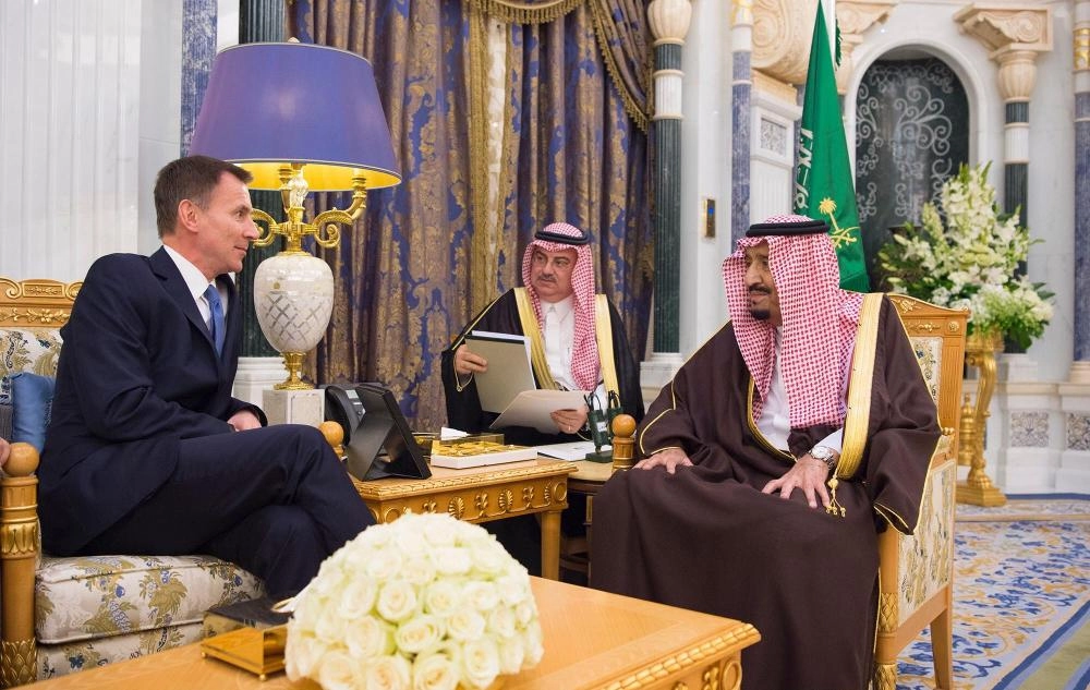 الملك سلمان لدى استقباله جيرمي هنت في قصر اليمامة بالرياض (واس)