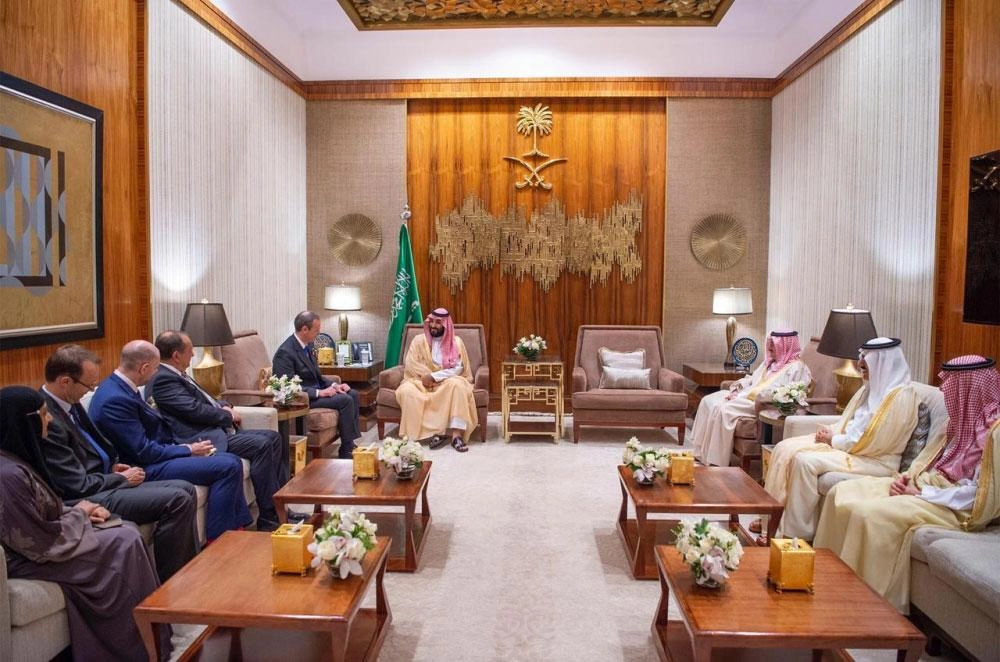 الأمير محمد بن سلمان خلال لقائه سايمون ماكدونالد (واس)