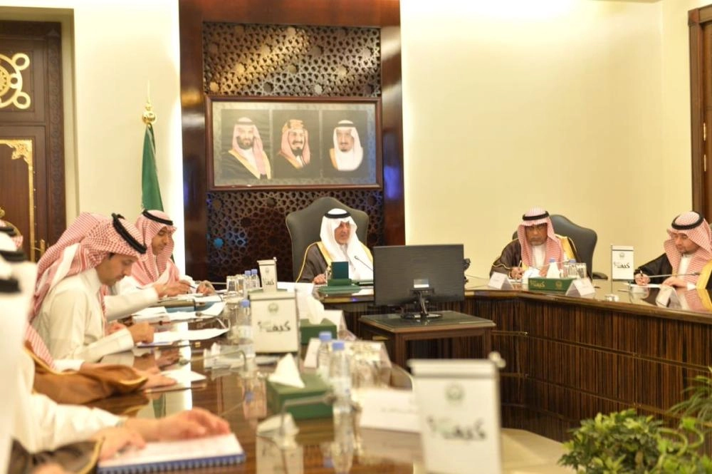 خالد الفيصل خلال ترؤسه الاجتماع (مكة)