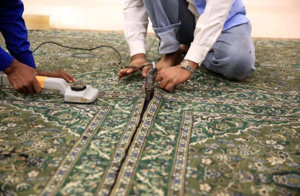 عمليات تجديد سجاد الممرات المؤدية للروضة (مكة)