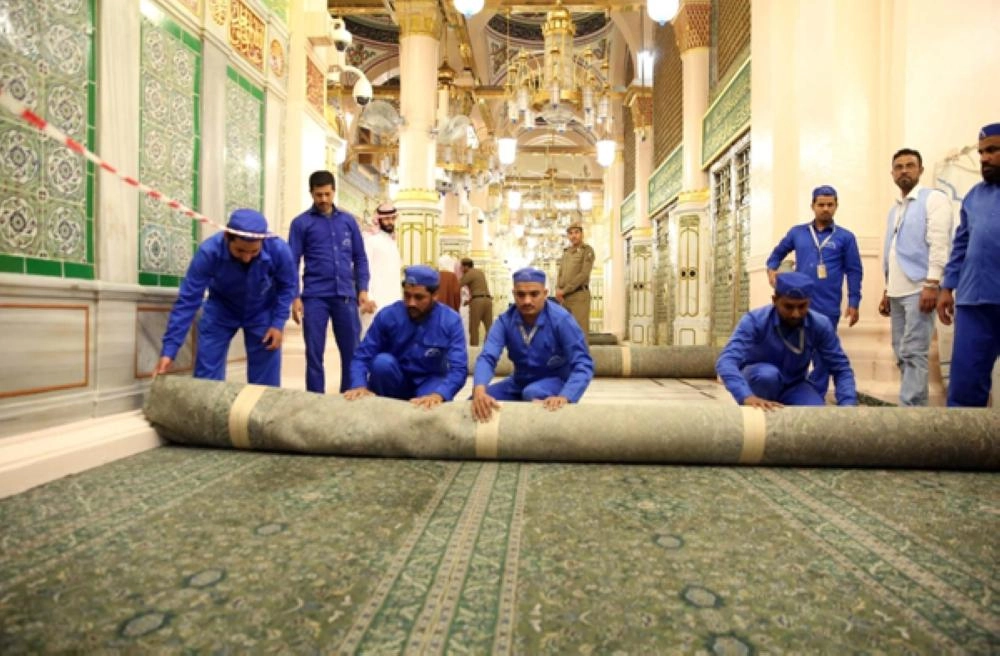 عمليات تجديد سجاد الممرات المؤدية للروضة (مكة)