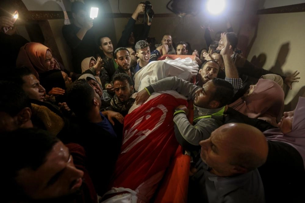 فلسطينيون يشيعون أحد ضحايا الغارات الإسرائيلية (د ب أ)