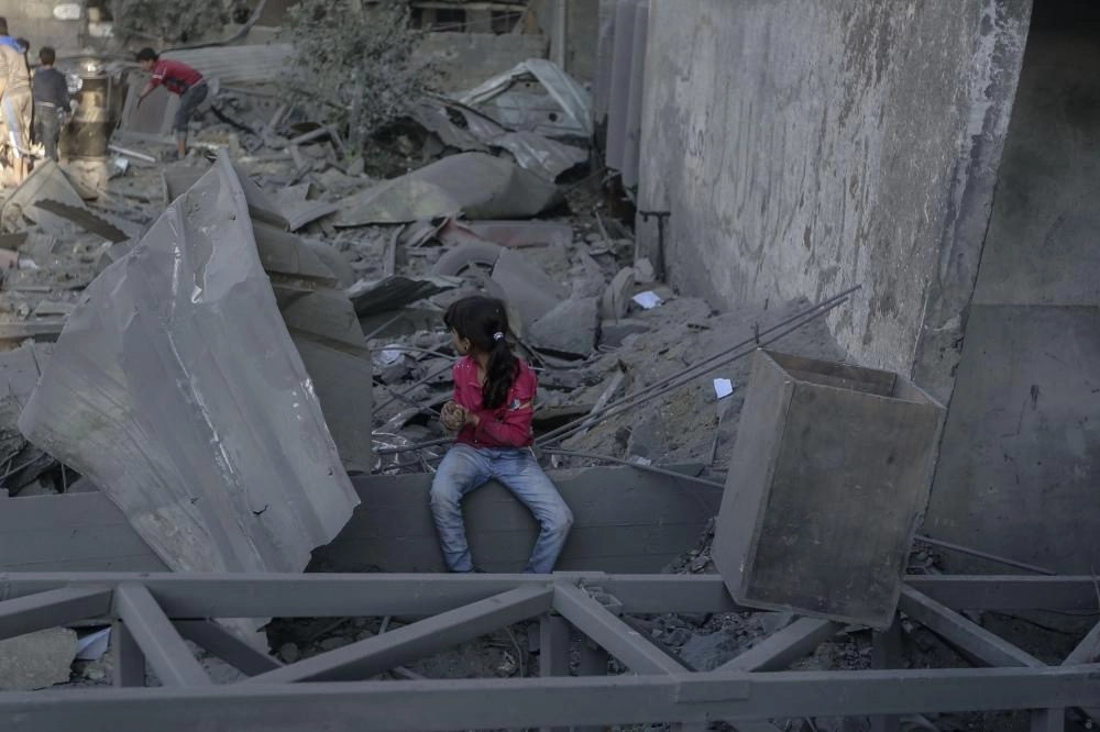 بقايا الدمار بعد غارات إسرائيل (د ب أ)