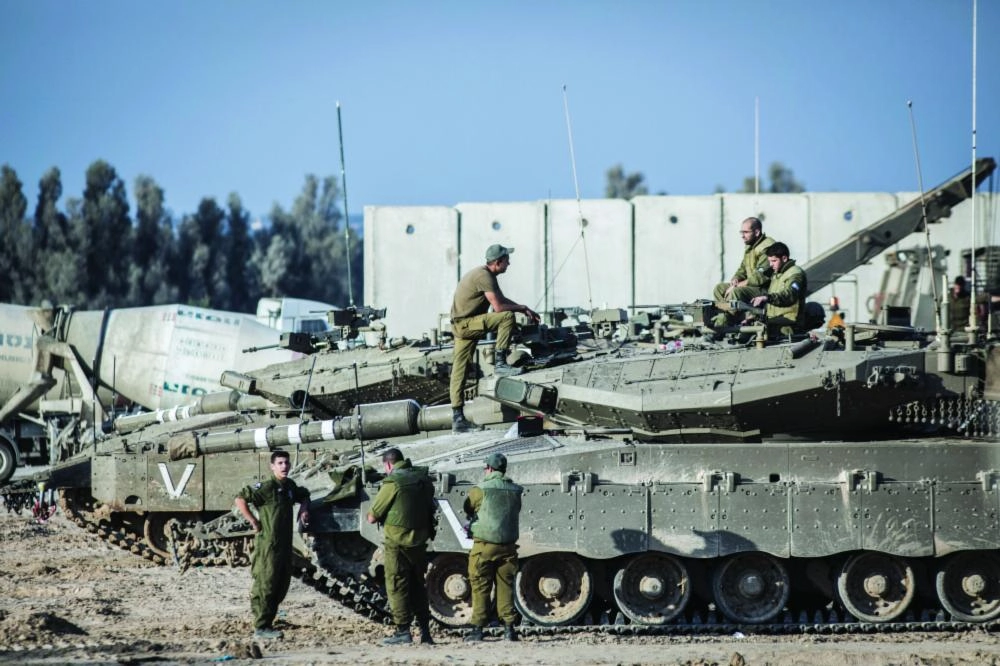 






جنود إسرائيليون يصطفون على حدود غزة بعد وقف إطلاق النار              (د ب أ)