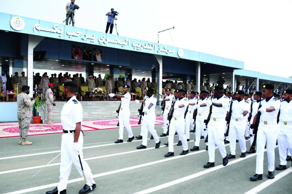 عروض خلال التخريج أمس                                                      (واس)