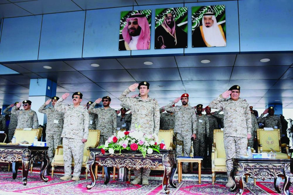 






قيادات يؤدون التحية أثناء مراسم التخريج أمس                (واس)