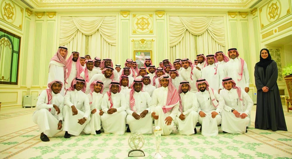 






الأمير محمد بن سلمان متوسطا رئيس وأعضاء الاتحاد السعودي ولاعبي منتخب الشباب لدى لقائهم في قصر اليمامة                        (واس)