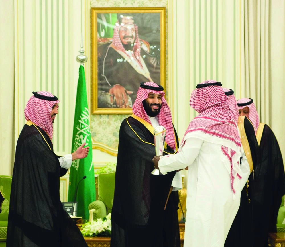 الأمير محمد بن سلمان لدى لقائه رئيس وأعضاء اتحاد القدم ولاعبي منتخب الشباب في قصر اليمامة (واس)  