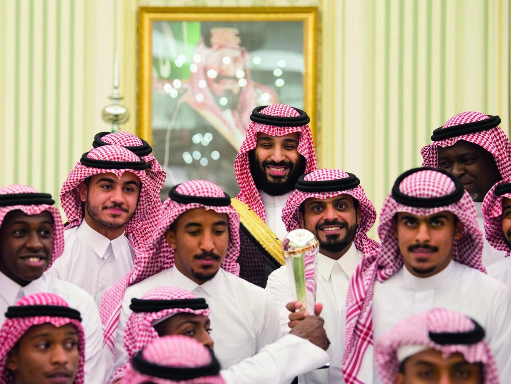الأمير محمد بن سلمان متوسطا مسؤولي ولاعبي منتخب الشباب لدى لقائهم في قصر اليمامة (واس) 
