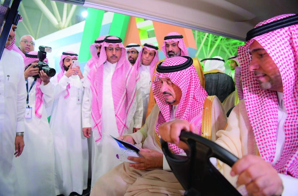 أمير الرياض خلال جولة بالمعرض (واس)