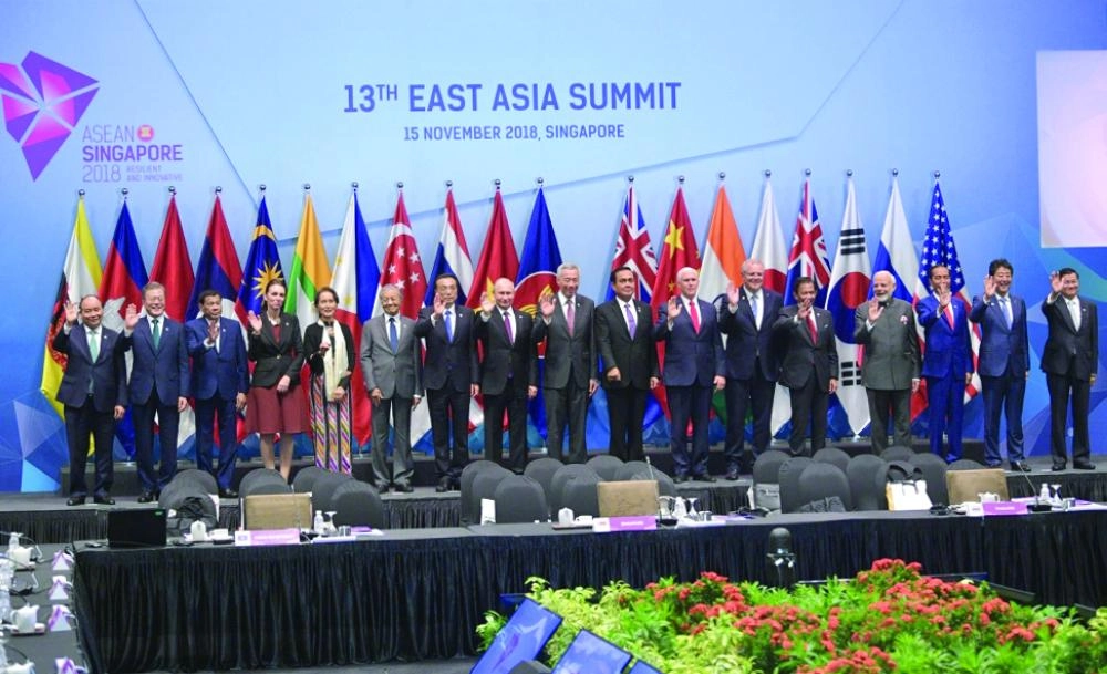 



بنس يتوسط المشاركين في قمة الآسيان                                                (د ب أ)