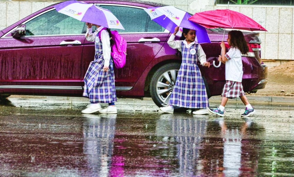 






صغيرات يحتمين بمظلات أثناء ذهابهن للروضة أمس في مكة                                            (أنس الحارثي)