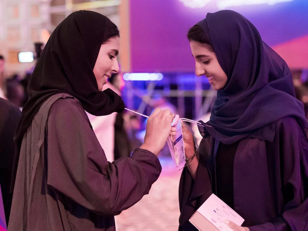 سيدتان تتشاركان تفاصيل الاتصال بالطريقة الحديثة في منتدى مسك (مكة)