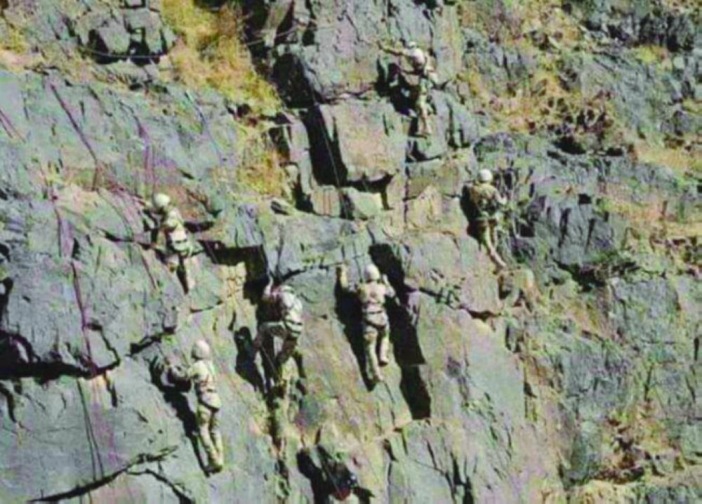 






قوات الجيش اليمني تتسلق منطقة جبلية          (مكة)