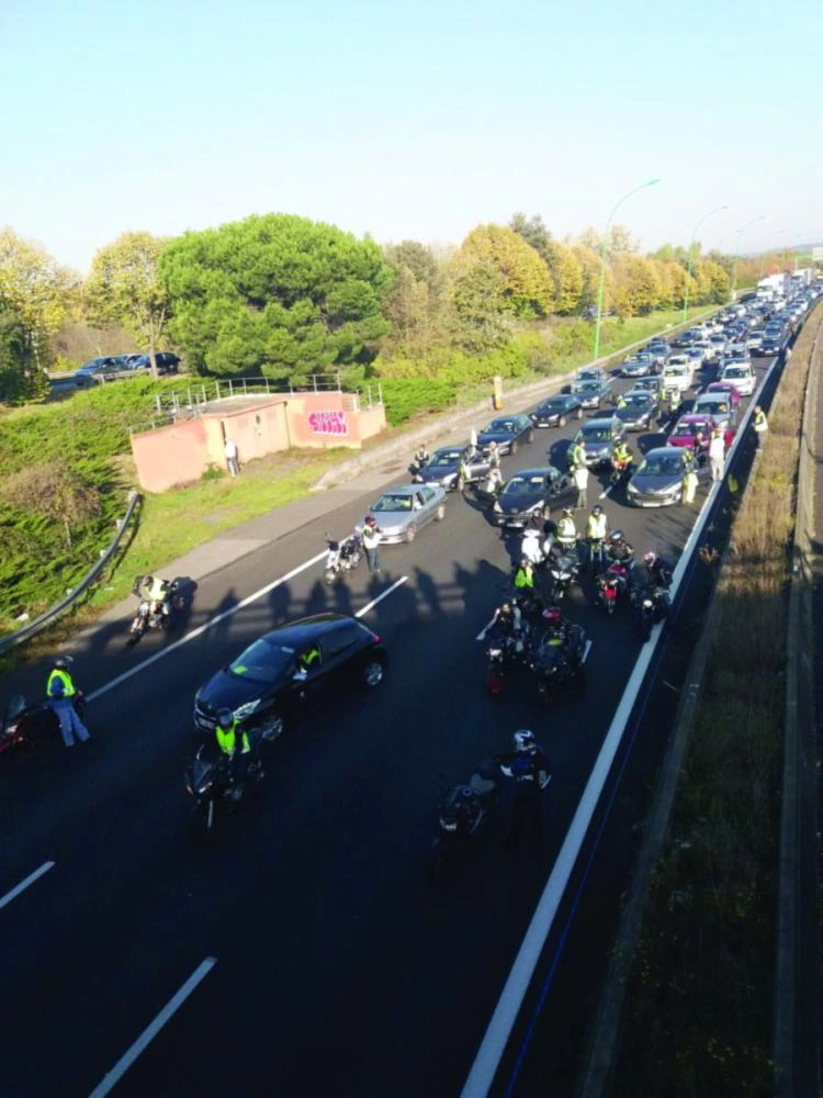 مظاهرات شعبية في فرنسا ضد ارتفاع أسعار البنزين والديزل (تويتر)