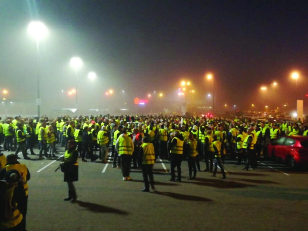 






متظاهرون في فرنسا أمس ضد ارتفاع أسعار البنزين والديزل                                                                (تويتر)