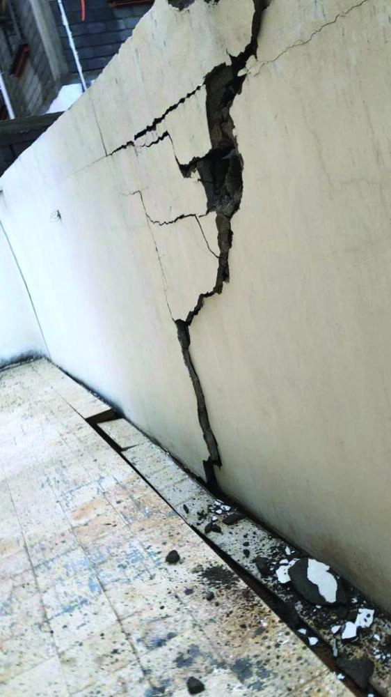 






تصدعات في الجدران وهبوط