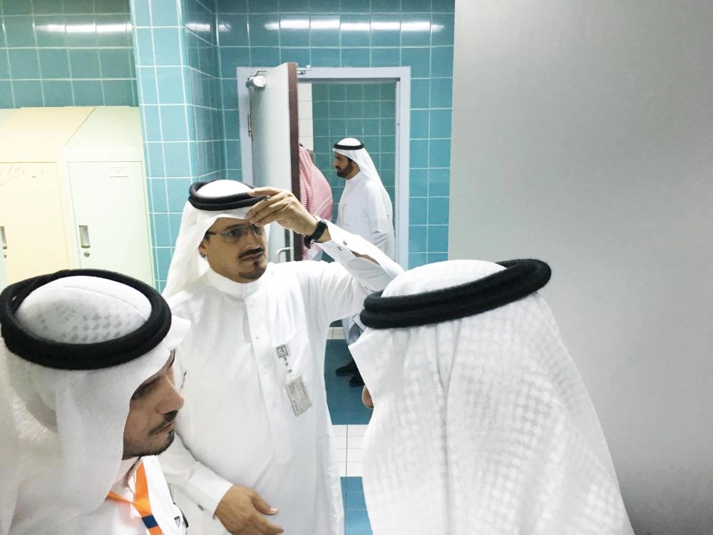 






توفيق الربيعة مفتشا إحدى دورات المياه أمس               (مكة)